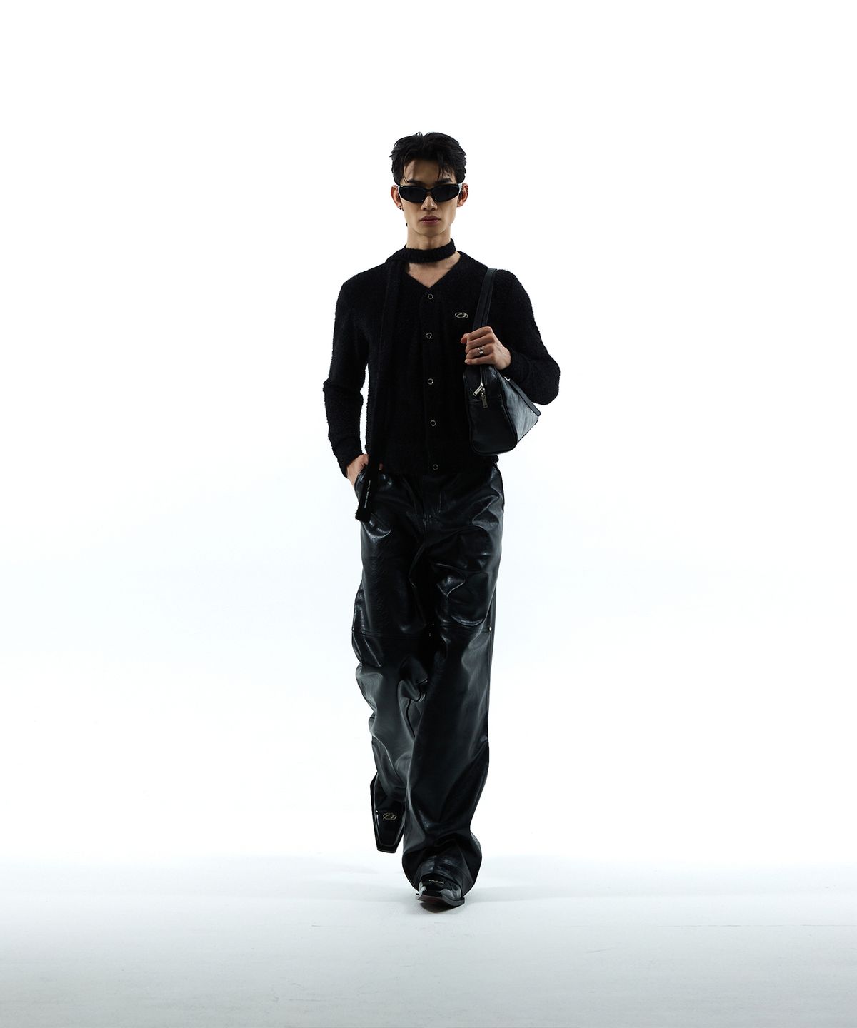 모어댄블랙(MORE THAN BLACK) LOGO V FUR CARDIGAN