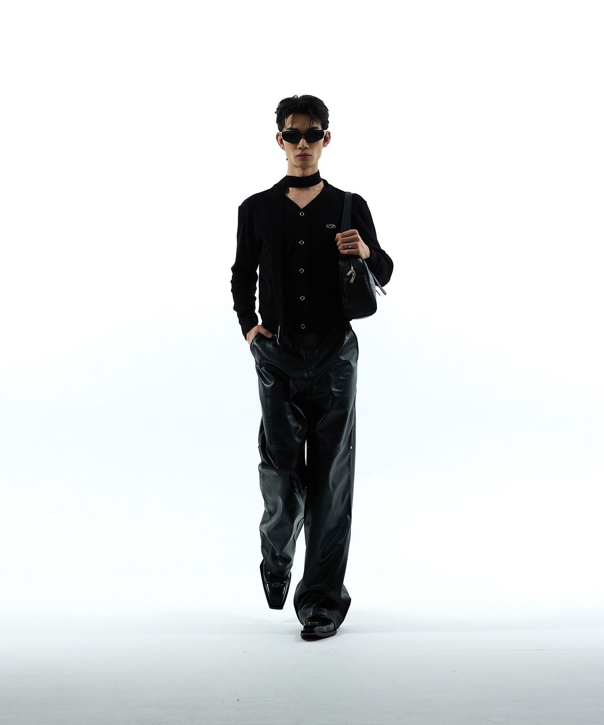 모어댄블랙(MORE THAN BLACK) LOGO V KNIT CARDIGAN