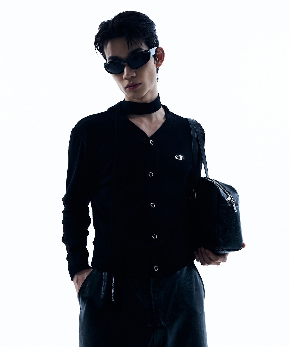 모어댄블랙(MORE THAN BLACK) LOGO V KNIT CARDIGAN