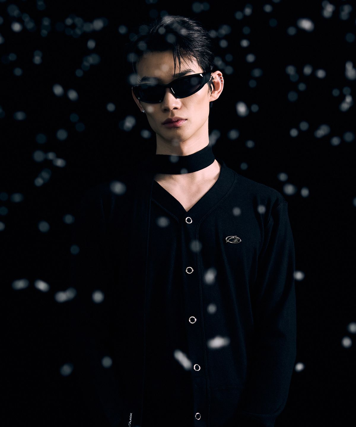 모어댄블랙(MORE THAN BLACK) LOGO V KNIT CARDIGAN