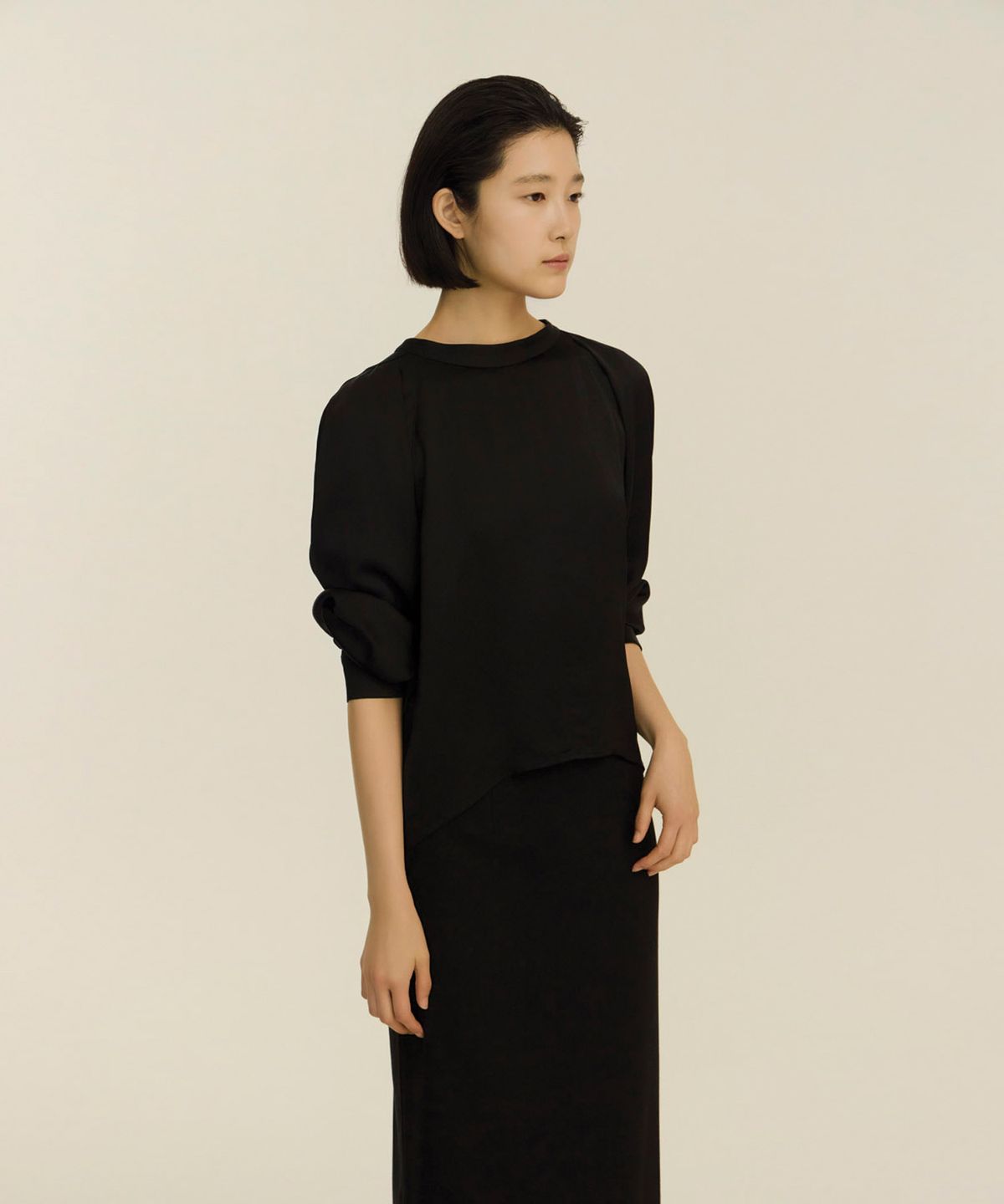 녹섭(NOKSEOP) glossy curve blouse_black