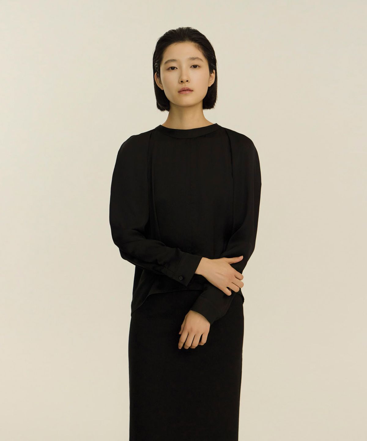 녹섭(NOKSEOP) glossy curve blouse_black