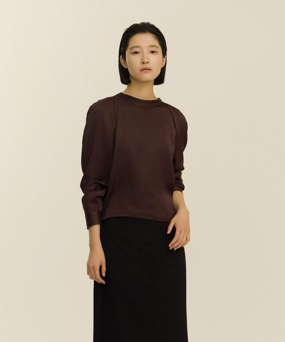녹섭(NOKSEOP) glossy curve blouse_brown