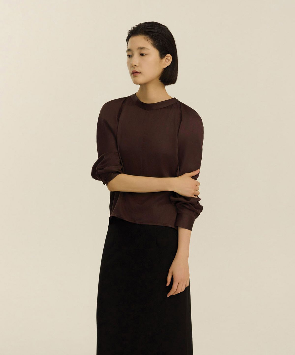 녹섭(NOKSEOP) glossy curve blouse_brown