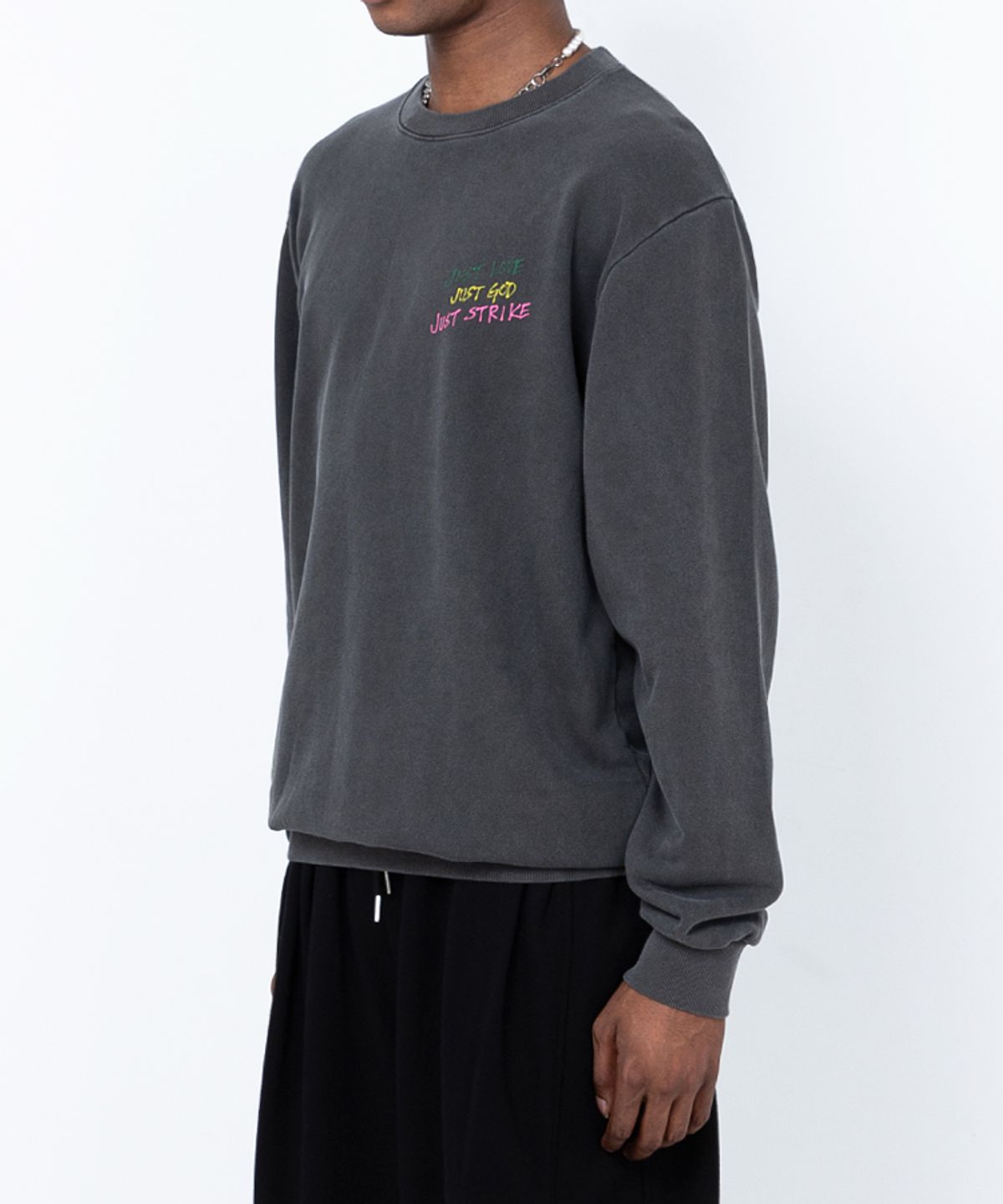 스트라이크(STRIKE) Just Pigment Washed Sweatshirt (CHARCOAL)