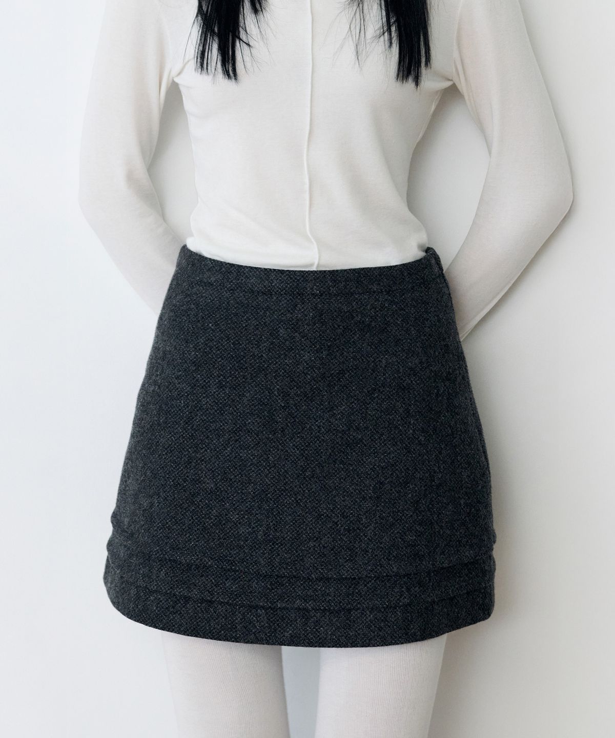 로라로라(ROLAROLA) WOOL BLENDED PINTUCK MINI SKIRT CHARCOAL