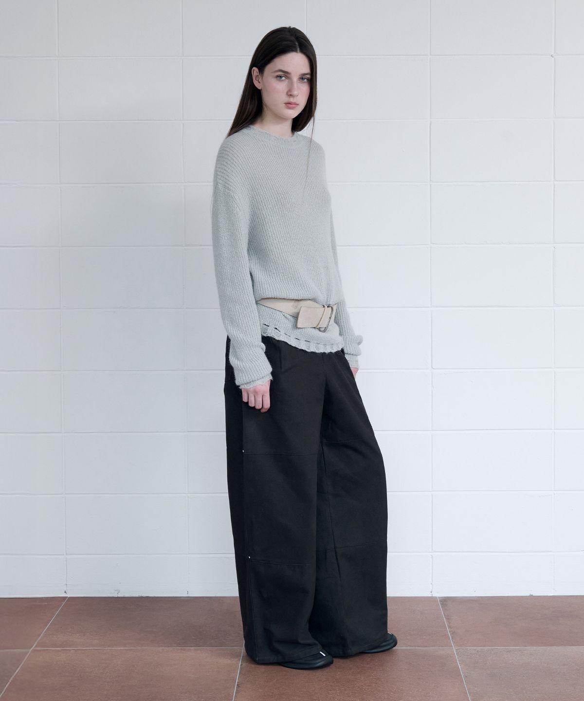 로라로라(ROLAROLA) RIVET PINTUCK WIDE PANTS CHARCOAL