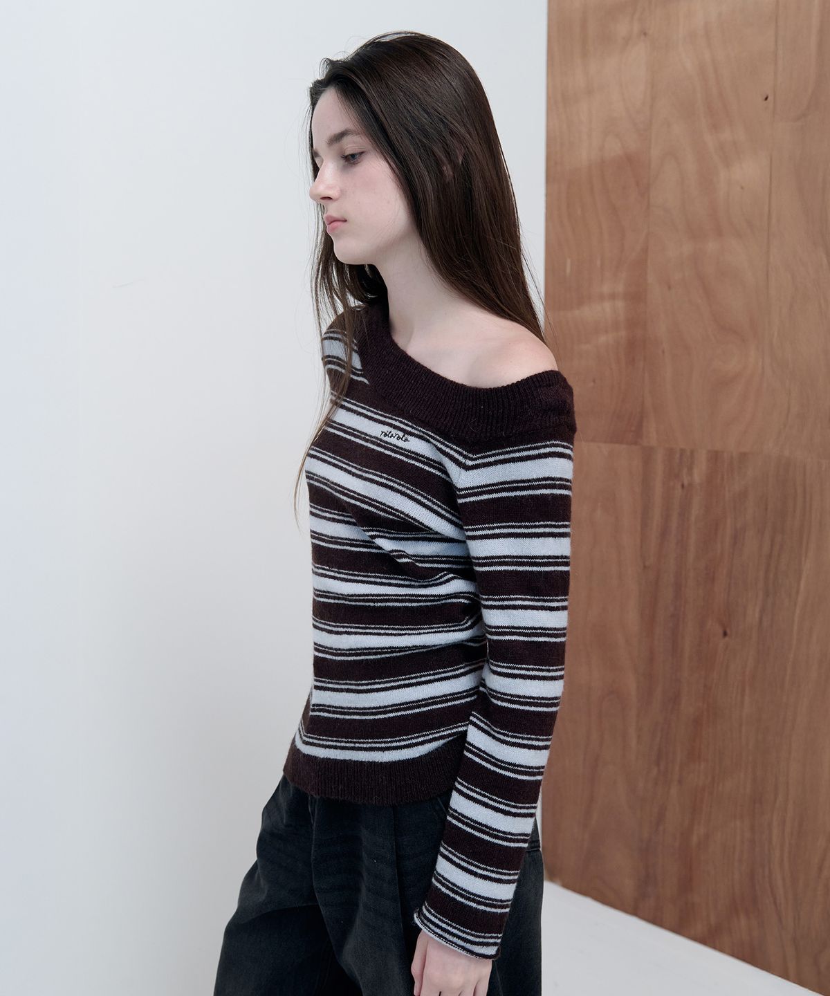 로라로라(ROLAROLA) UNBALANCED OFF SHOULDER STRIPE KNIT BR+BL