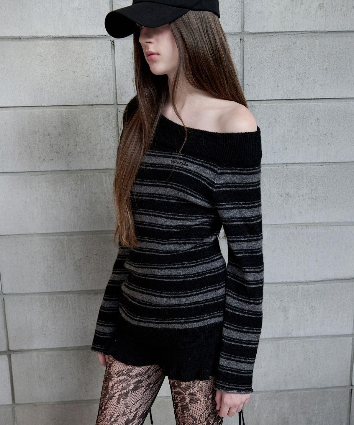 로라로라(ROLAROLA) UNBALANCED OFF SHOULDER STRIPE KNIT GY+BK