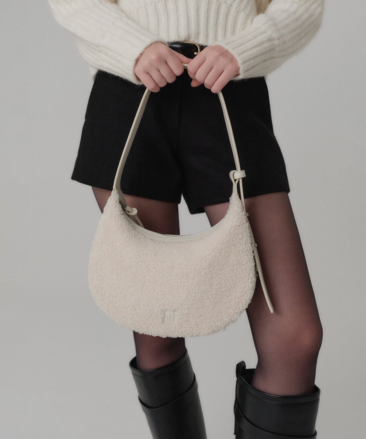 룩캐스트(LOOKAST) 리아 시어링 숄더 백_아이보리 / RIA SHEARLING SHOULDER BAG_IVORY