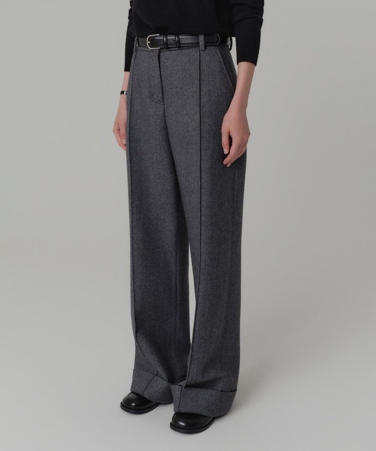 룩캐스트(LOOKAST) 에일린 울 카브라 팬츠_차콜 / AILEEN WOOL CABRA PANTS_CHARCOAL