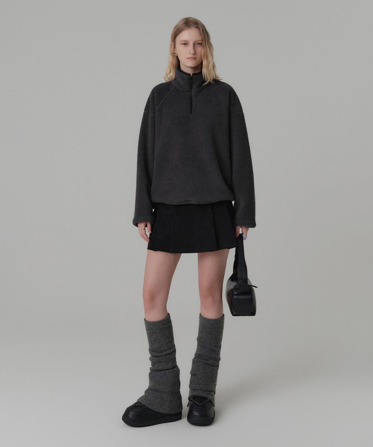 룩캐스트(LOOKAST) 베키 플리스 스웻셔츠_차콜 / BECKY FLEECE SWEATSHIRT_CHARCOAL