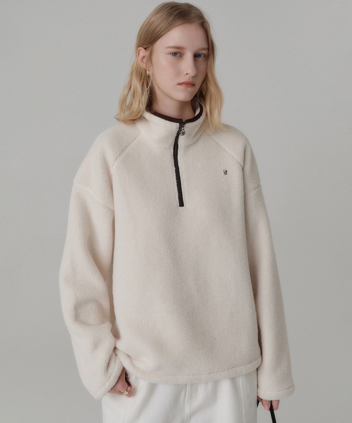 룩캐스트(LOOKAST) 베키 플리스 스웻셔츠_아이보리 / BECKY FLEECE SWEATSHIRT_IVORY