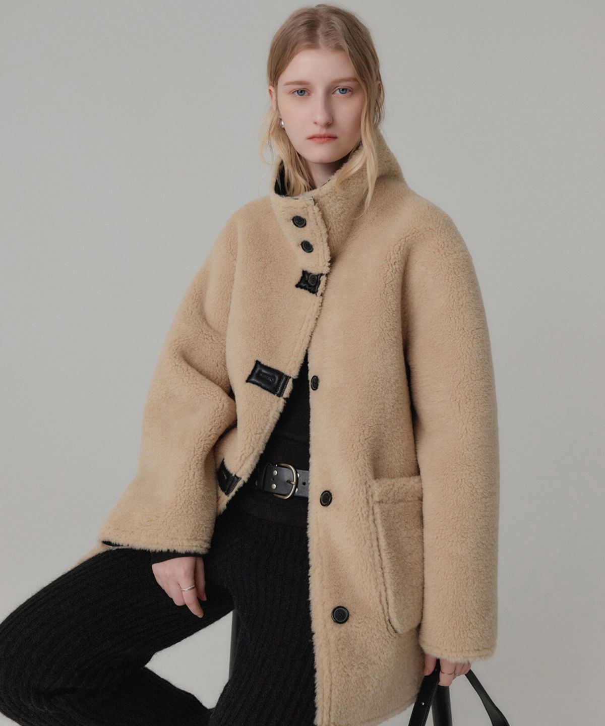 룩캐스트(LOOKAST) 리암 리버시블 시어링 코트_블랙 / LIAM REVERSIBLE SHEARLING COAT_BLACK