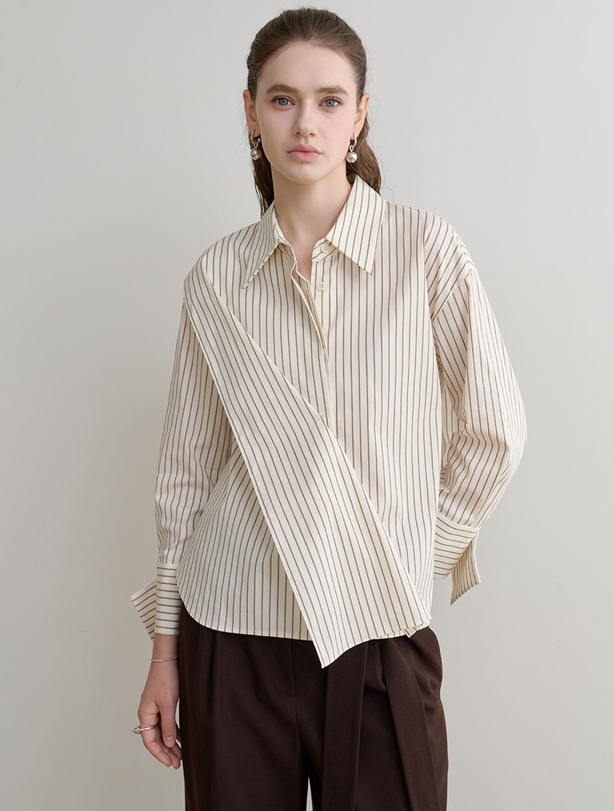 르이엘(LE YIEL) Overlap Stripe Shirt Blouse_Beige 오버랩 스트라이프 셔츠 블라우스_베이지