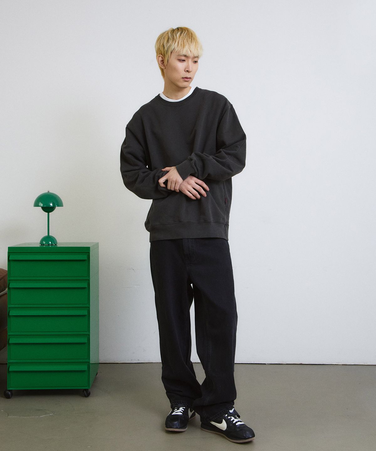 에이던엠(ADERNM) PIGMENT CUT-LINE SWEATSHIRT (CHARCOAL)
