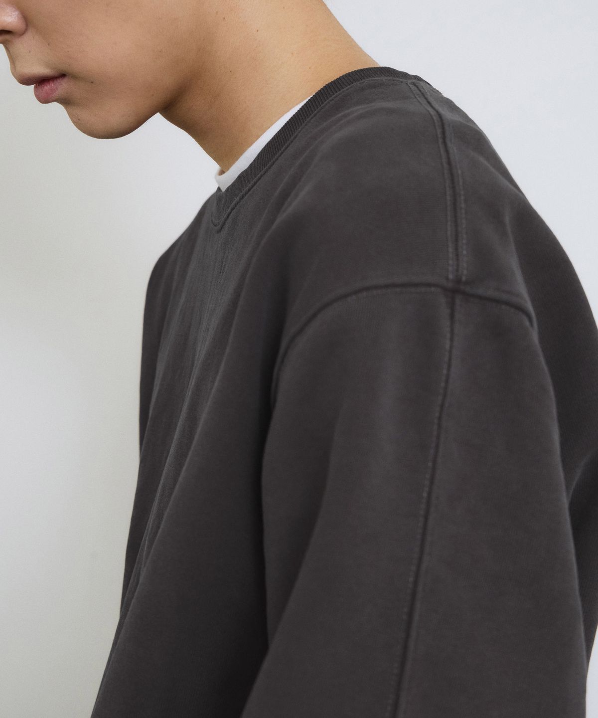 에이던엠(ADERNM) PIGMENT CUT-LINE SWEATSHIRT (CHARCOAL)