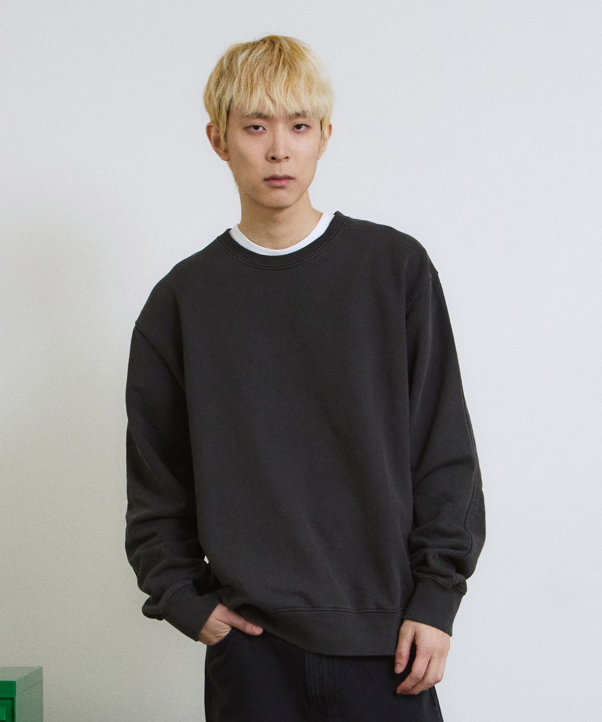 에이던엠(ADERNM) PIGMENT CUT-LINE SWEATSHIRT (CHARCOAL)