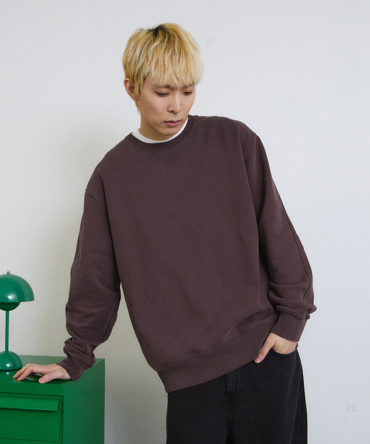 에이던엠(ADERNM) PIGMENT CUT-LINE SWEATSHIRT (BROWN)