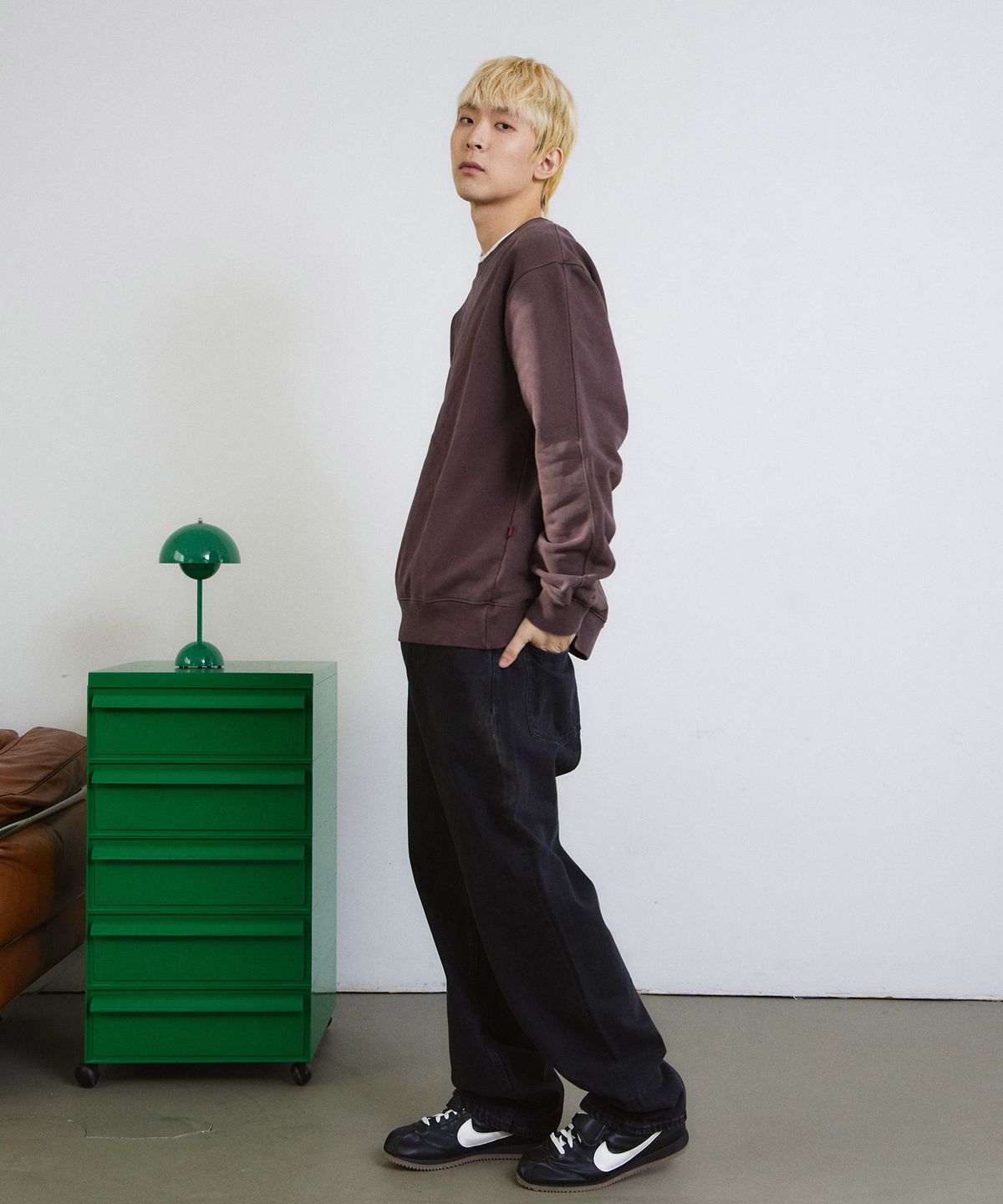 에이던엠(ADERNM) PIGMENT CUT-LINE SWEATSHIRT (BROWN)