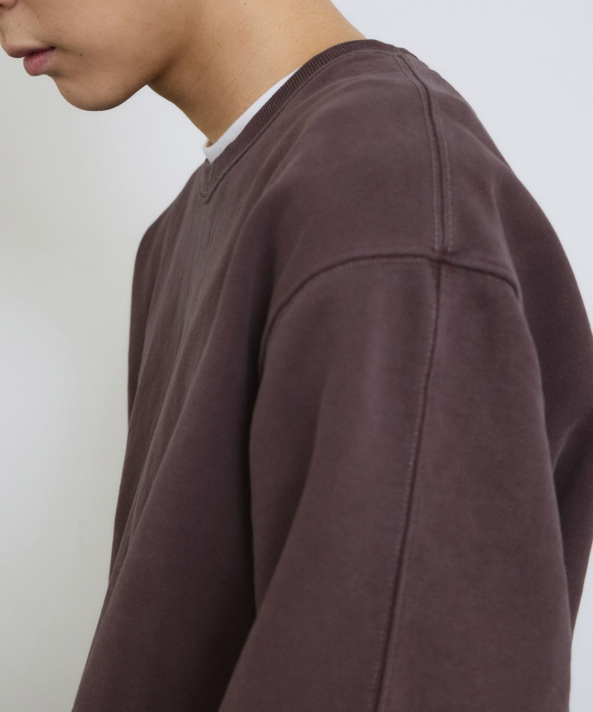 에이던엠(ADERNM) PIGMENT CUT-LINE SWEATSHIRT (BROWN)