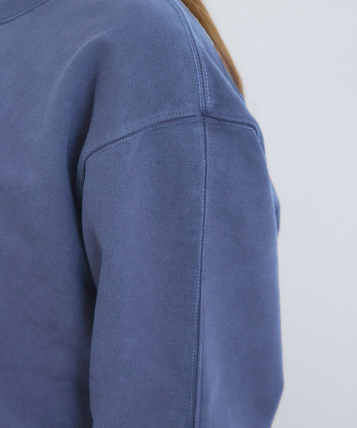 에이던엠(ADERNM) PIGMENT CUT-LINE SWEATSHIRT (BLUE)