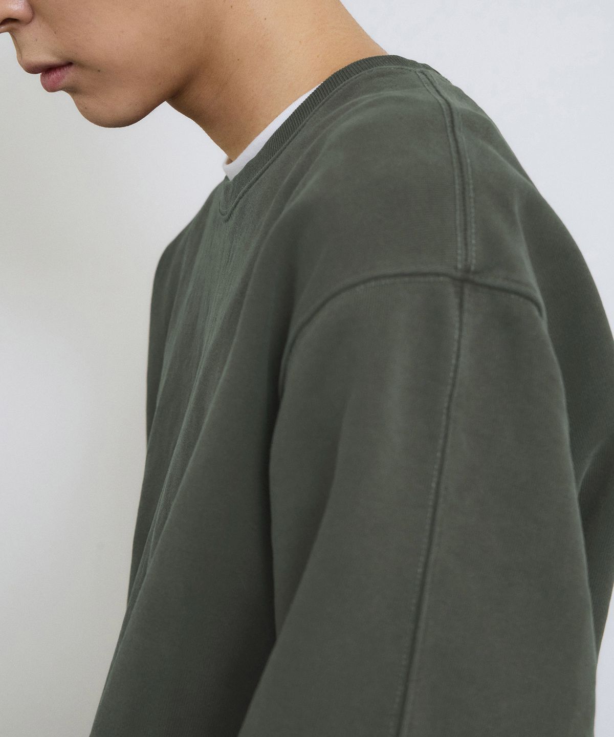 에이던엠(ADERNM) PIGMENT CUT-LINE SWEATSHIRT (KHAKI)
