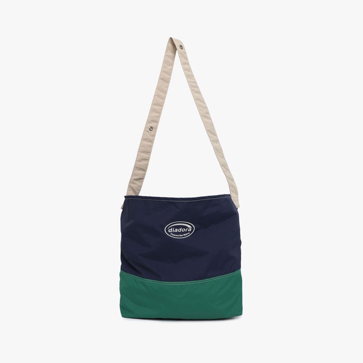 디아도라(diadora) 드로우 스트랩 패커블백 NAVY