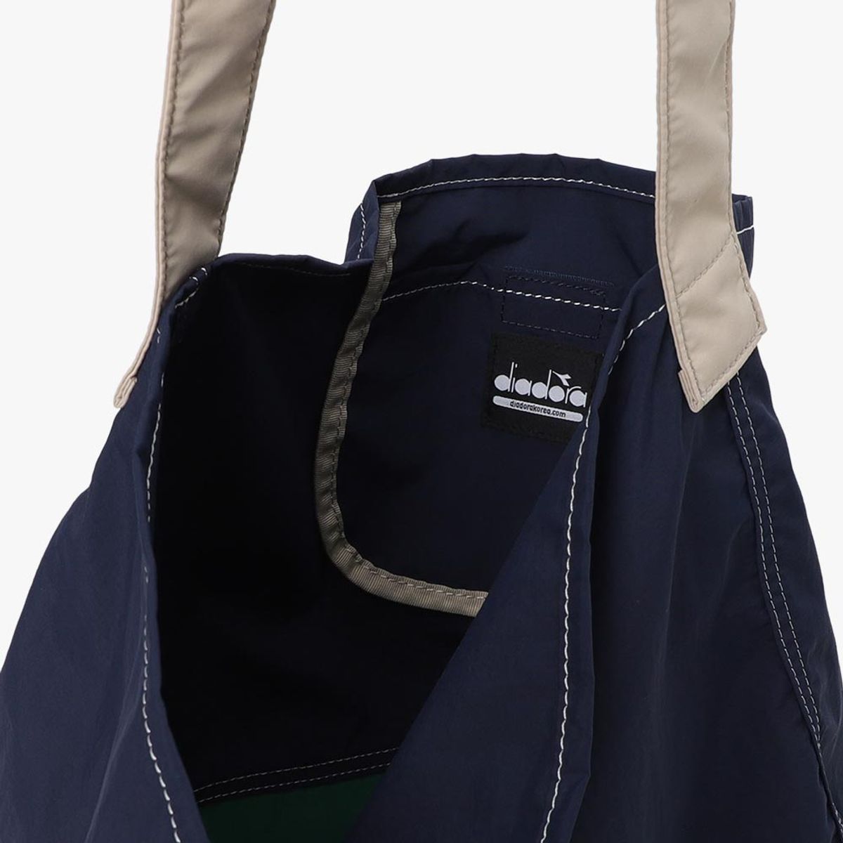 디아도라(diadora) 드로우 스트랩 패커블백 NAVY