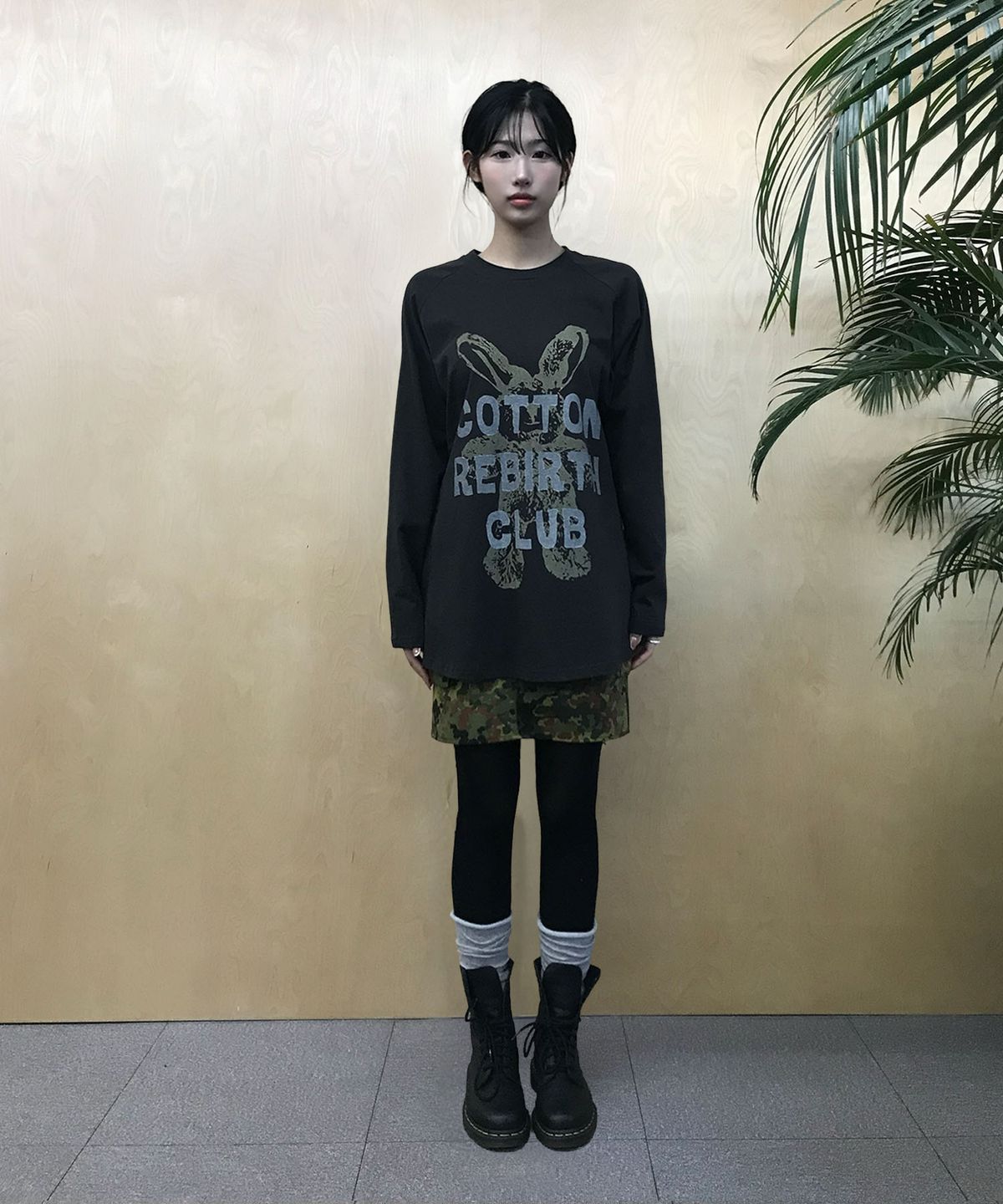 코튼리버스클럽(COTTONREBIRTHCLUB) 토끼 래글런 티셔츠 (차콜)