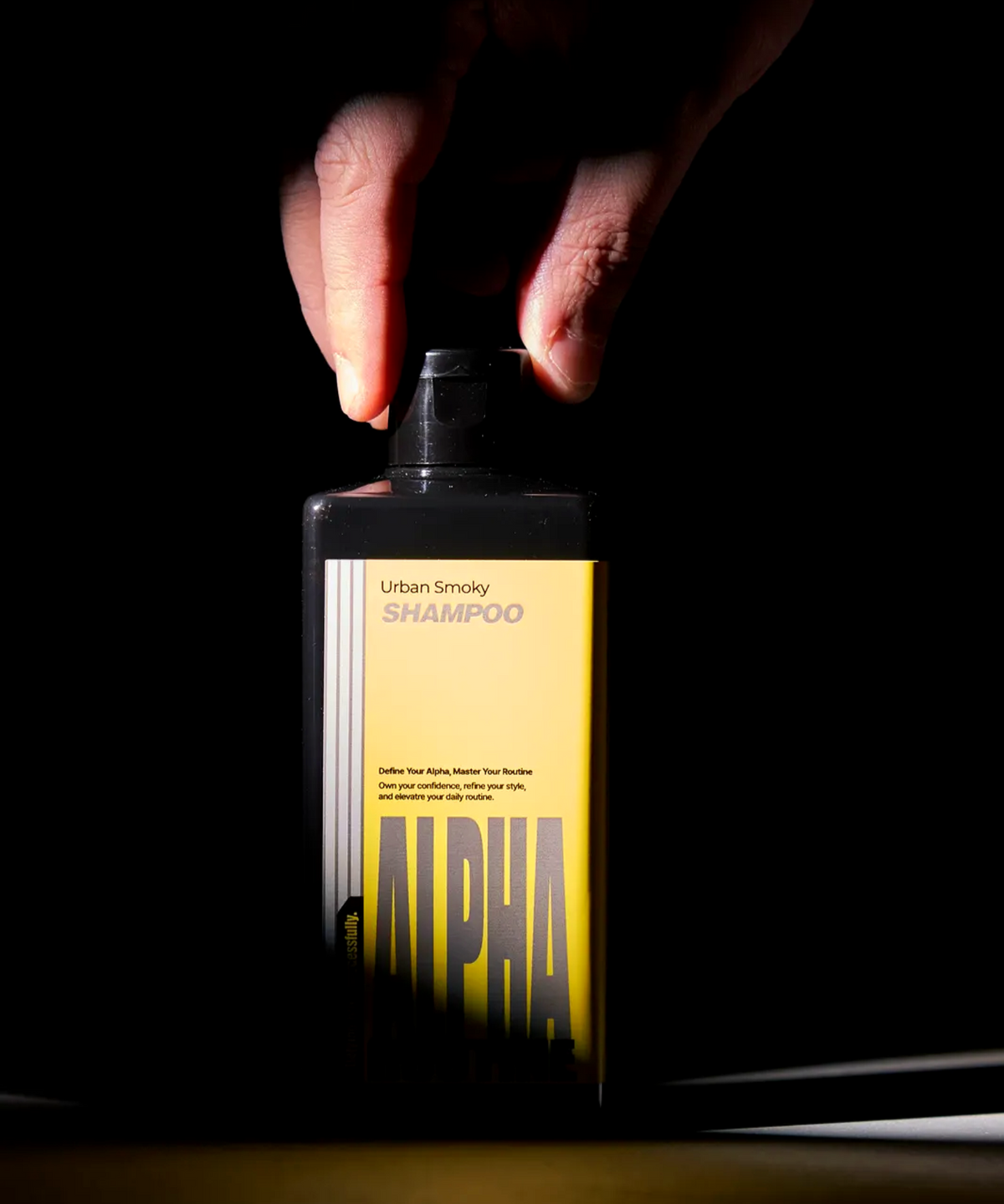알파루틴(ALPHAROUTINE) 어반스모키 콜라겐 저자극 퍼퓸 샴푸 300ml (+펌프 증정)