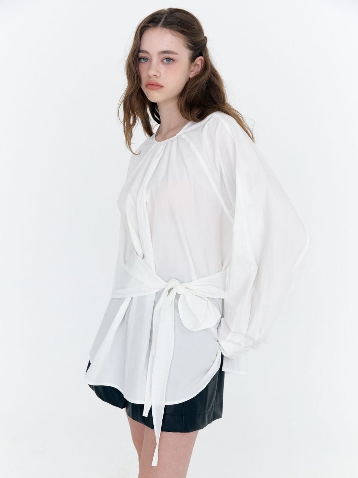 패브릭서울(FABRICSEOUL) belt round overfit blouse