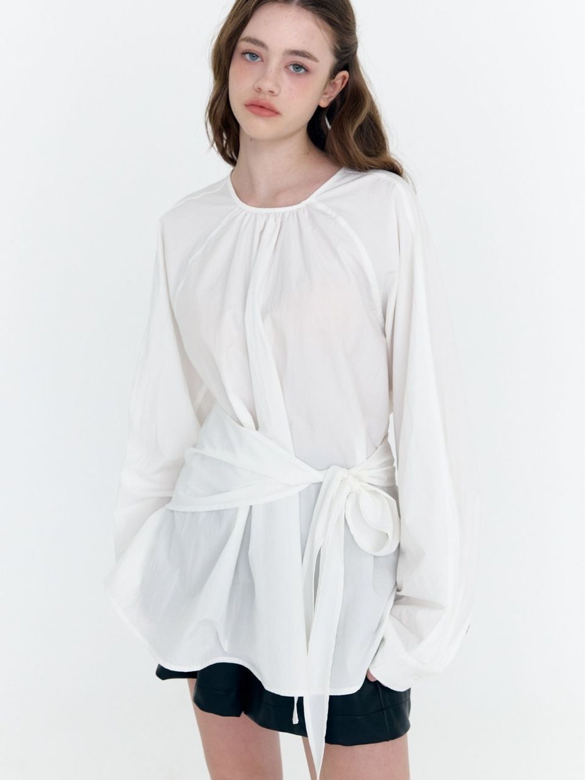 패브릭서울(FABRICSEOUL) belt round overfit blouse