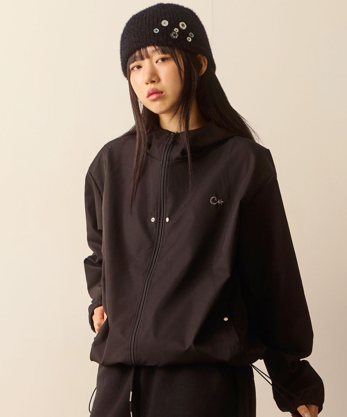 에브리시(EVERYASY) 코이 스냅 윈드브레이커 (블랙)