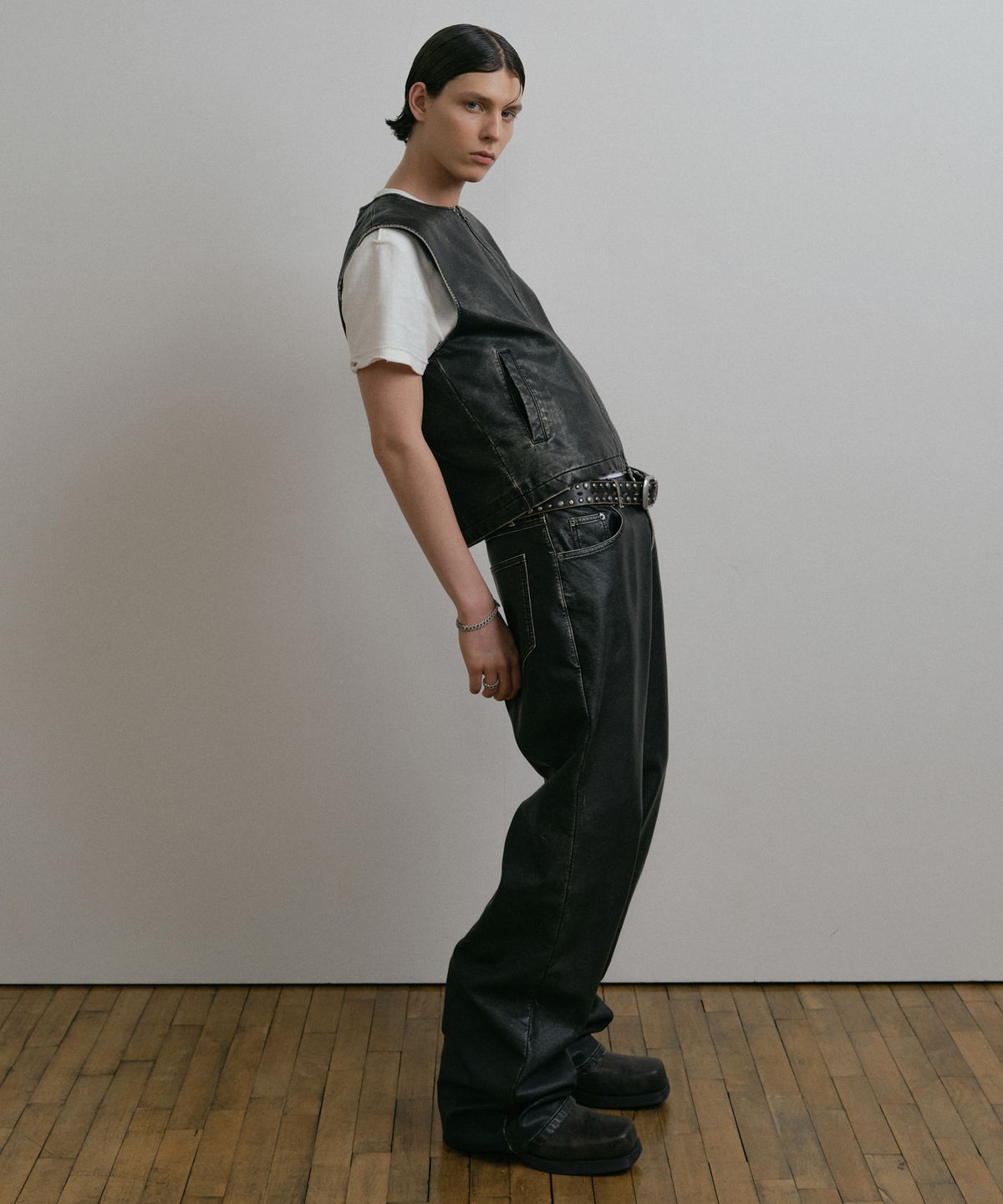더스티화이트(DUSTYWHITE) DUSTY BLACK WASHED FAUX LEATHER PANTS