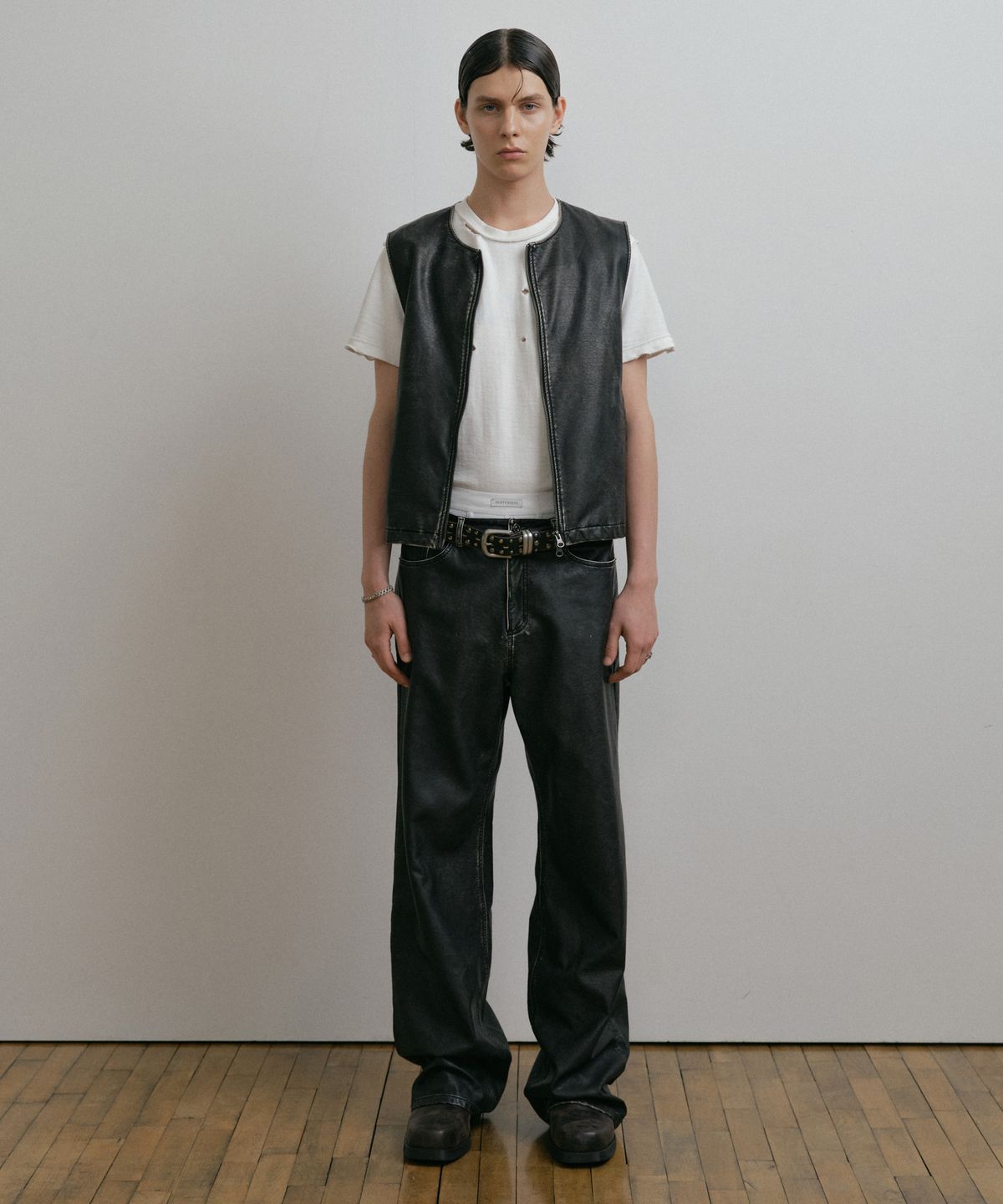 더스티화이트(DUSTYWHITE) DUSTY BLACK WASHED FAUX LEATHER PANTS