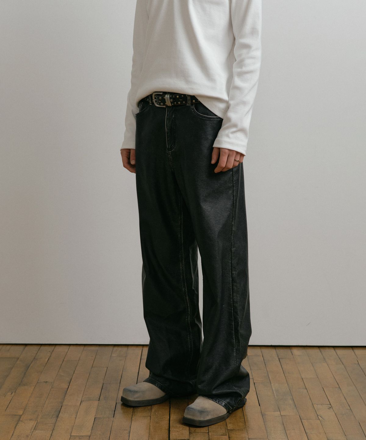 더스티화이트(DUSTYWHITE) DUSTY BLACK WASHED FAUX LEATHER PANTS