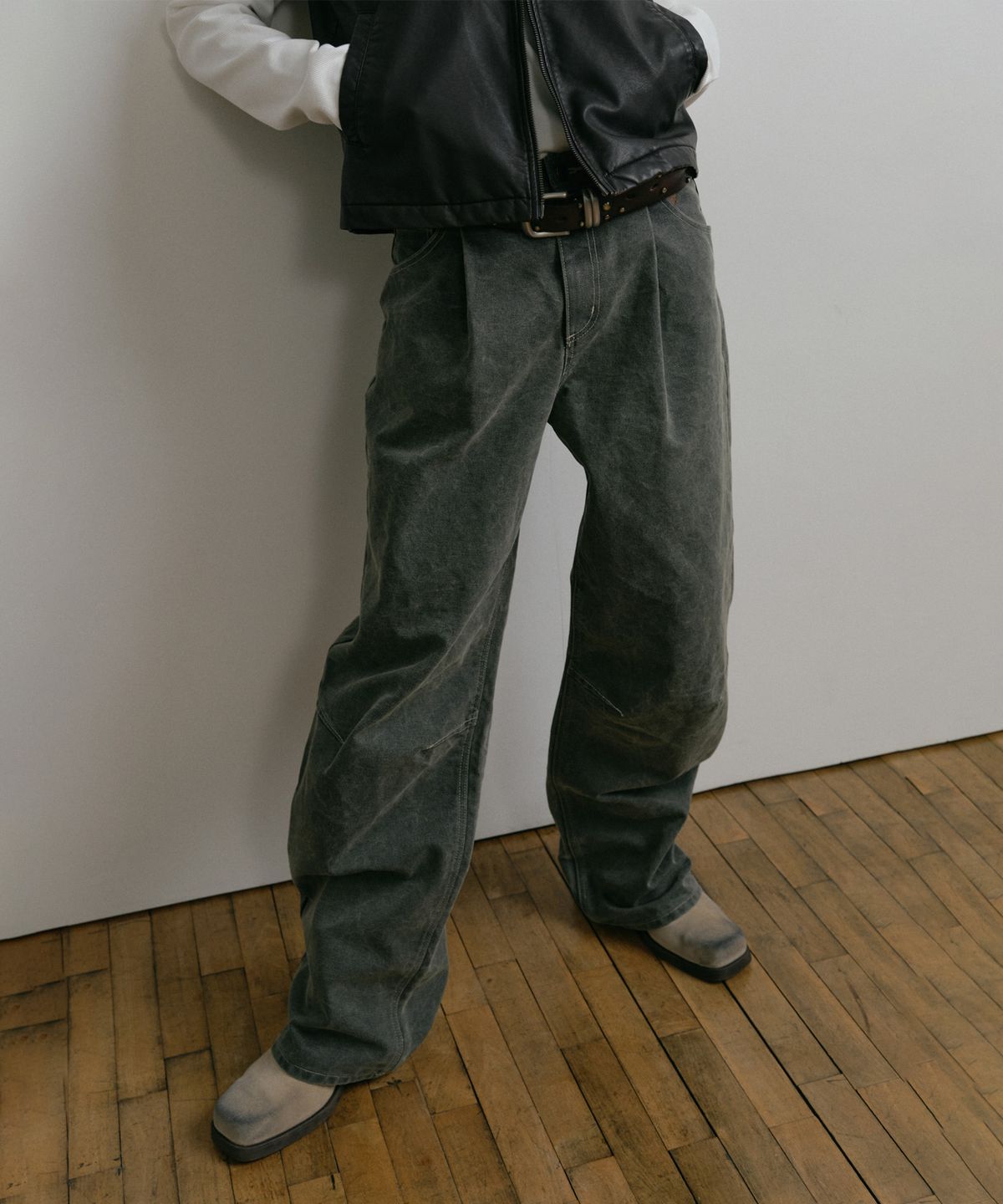 더스티화이트(DUSTYWHITE) GREY DIRTY WASHED OXFORD WIDE TUCK PANTS