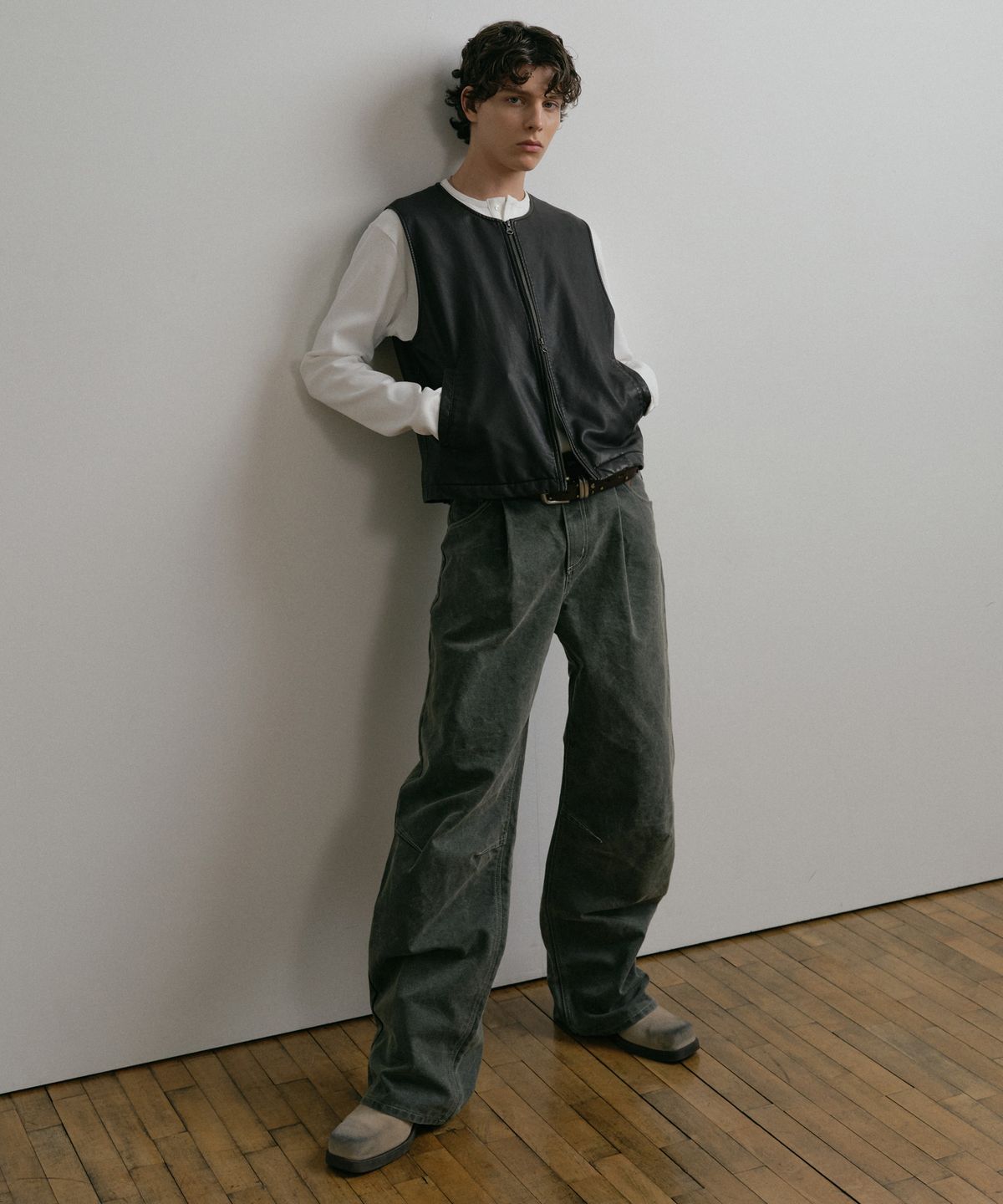 더스티화이트(DUSTYWHITE) GREY DIRTY WASHED OXFORD WIDE TUCK PANTS