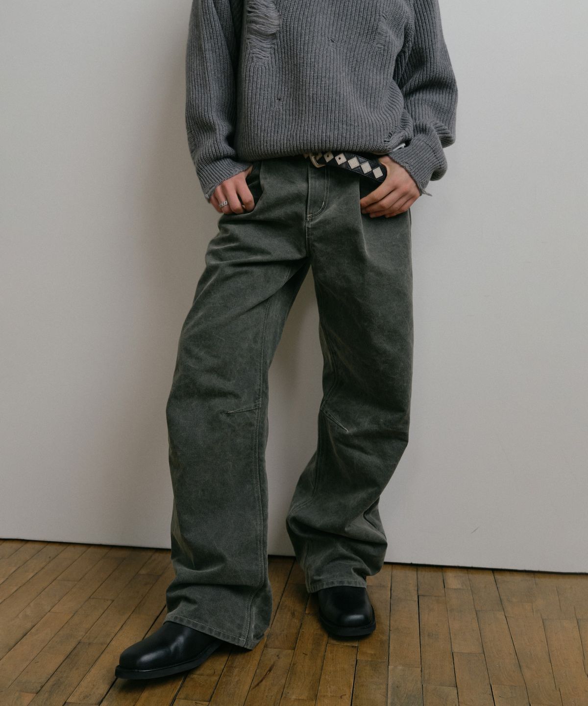 더스티화이트(DUSTYWHITE) GREY DIRTY WASHED OXFORD WIDE TUCK PANTS