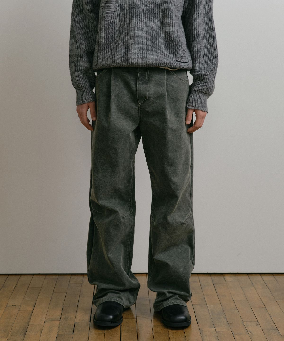 더스티화이트(DUSTYWHITE) GREY DIRTY WASHED OXFORD WIDE TUCK PANTS