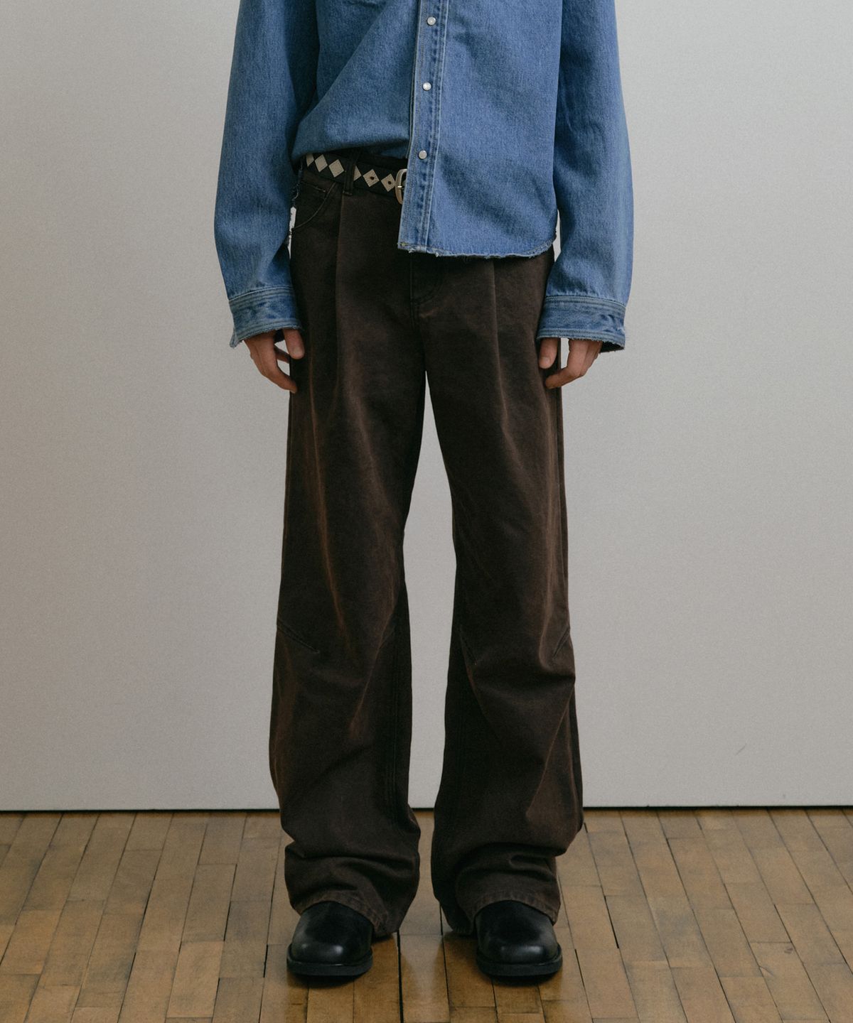 더스티화이트(DUSTYWHITE) BROWN DIRTY WASHED OXFORD WIDE TUCK PANTS