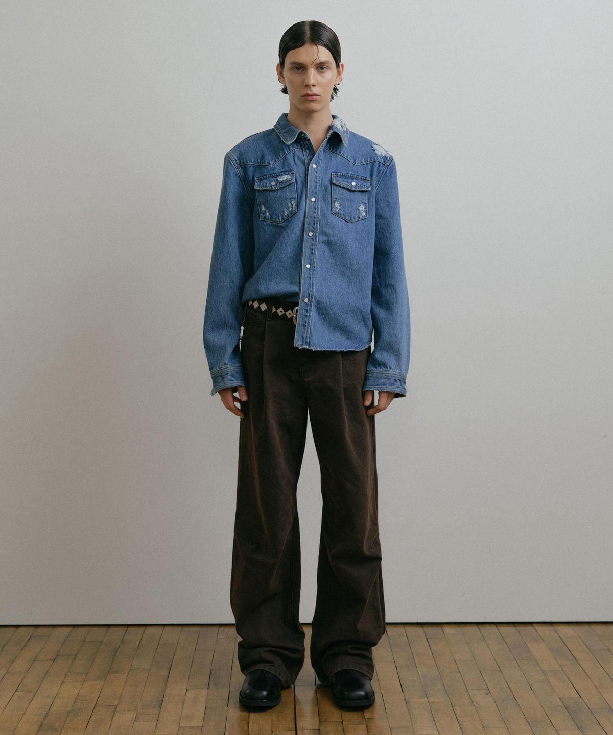 더스티화이트(DUSTYWHITE) BROWN DIRTY WASHED OXFORD WIDE TUCK PANTS