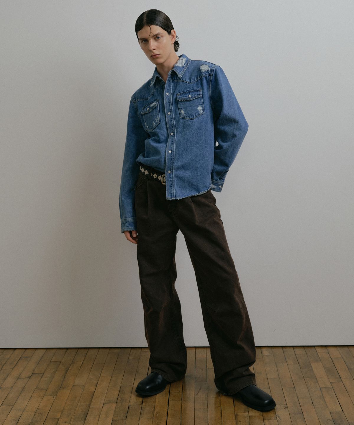 더스티화이트(DUSTYWHITE) BROWN DIRTY WASHED OXFORD WIDE TUCK PANTS