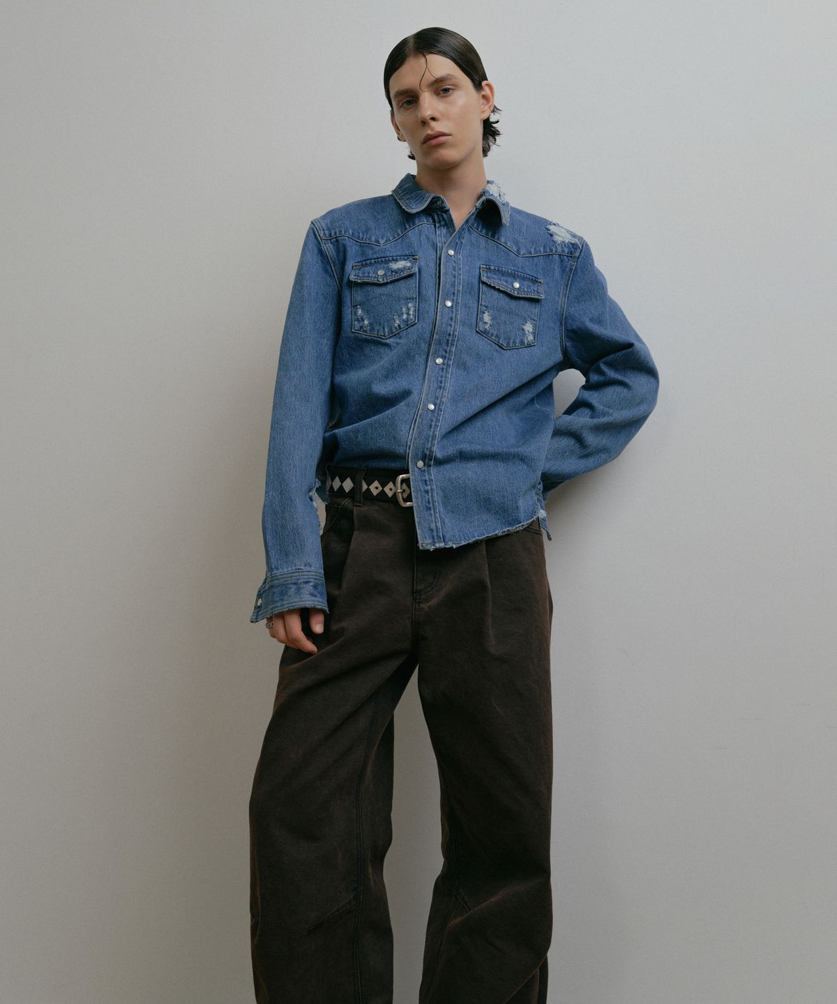 더스티화이트(DUSTYWHITE) BROWN DIRTY WASHED OXFORD WIDE TUCK PANTS