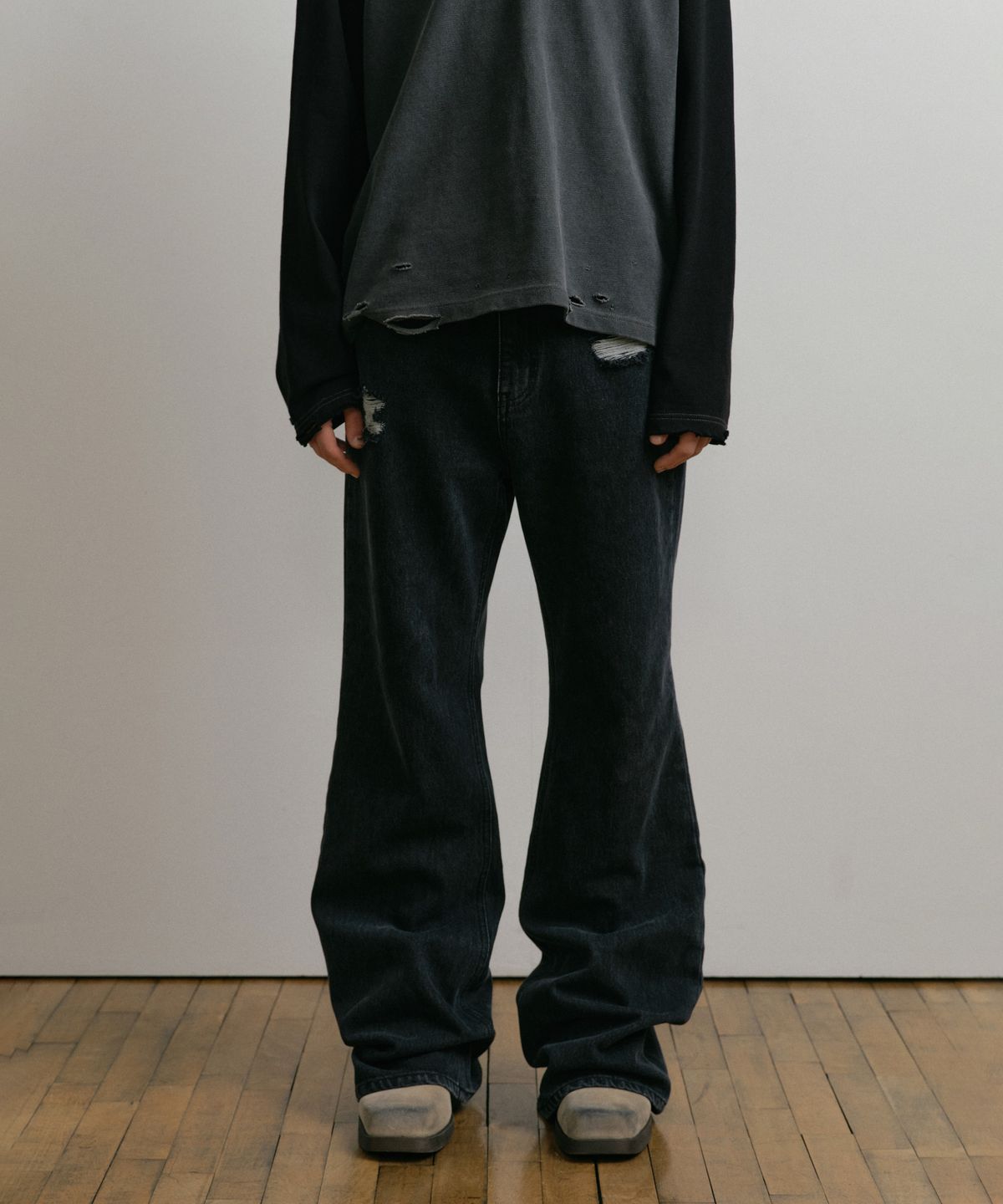 더스티화이트(DUSTYWHITE) BLACK DESTROYED BOOTCUT DENIM PANTS