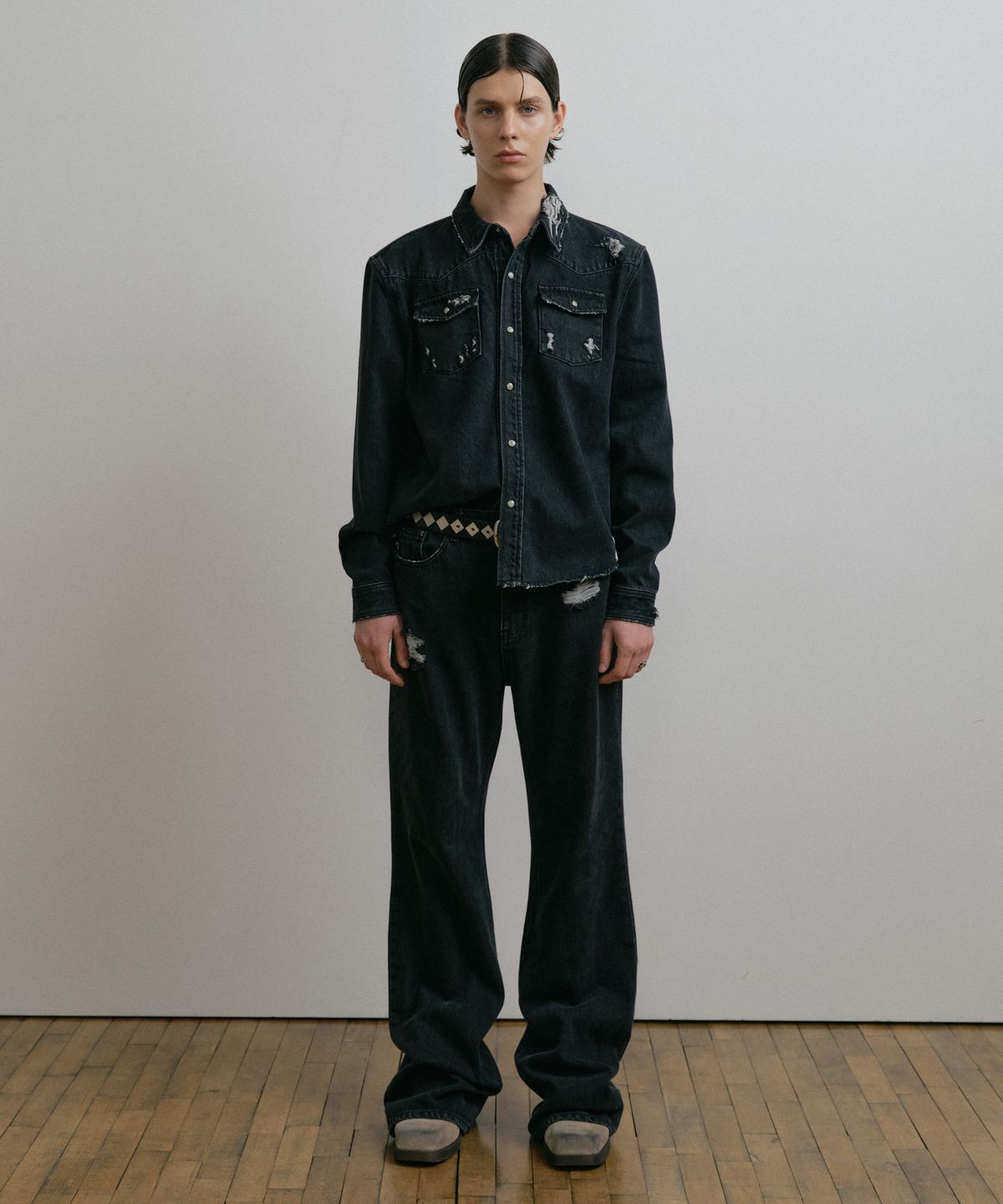 더스티화이트(DUSTYWHITE) BLACK DESTROYED CROPPED WESTERN DENIM SHIRT