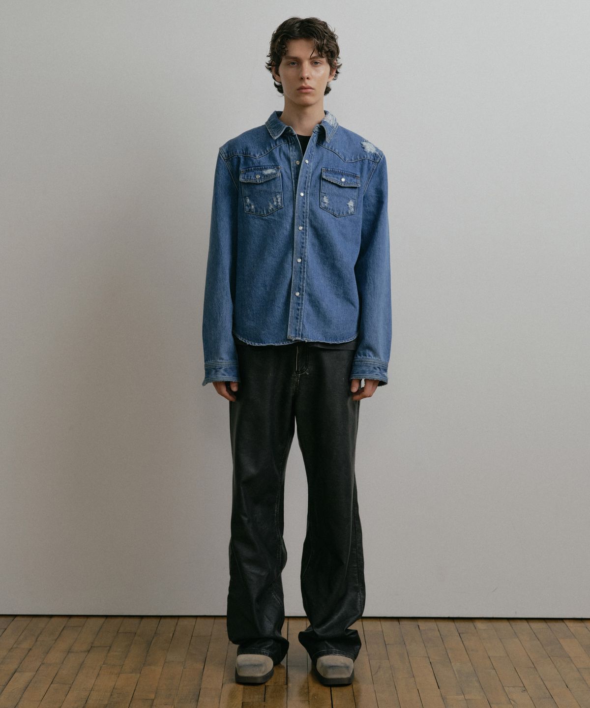 더스티화이트(DUSTYWHITE) BLUE DESTROYED CROPPED WESTERN DENIM SHIRT