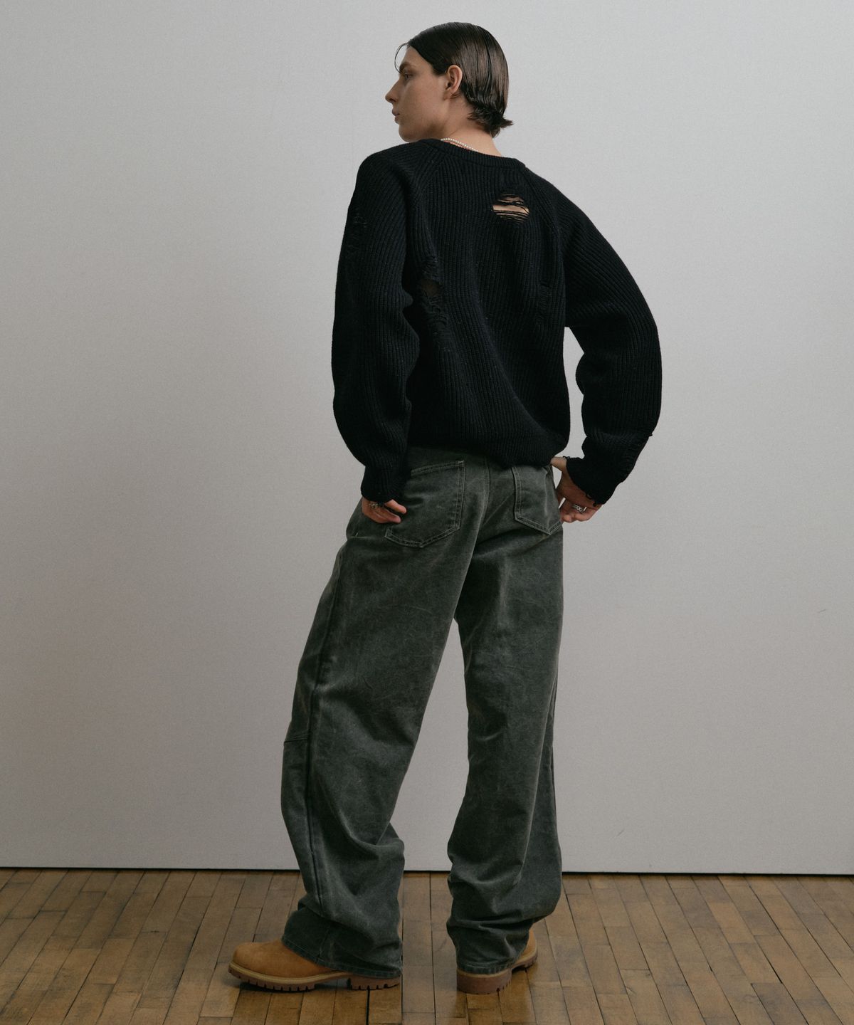 더스티화이트(DUSTYWHITE) BLACK LOOSE FIT DESTROYED WOOL KNIT SWEATER
