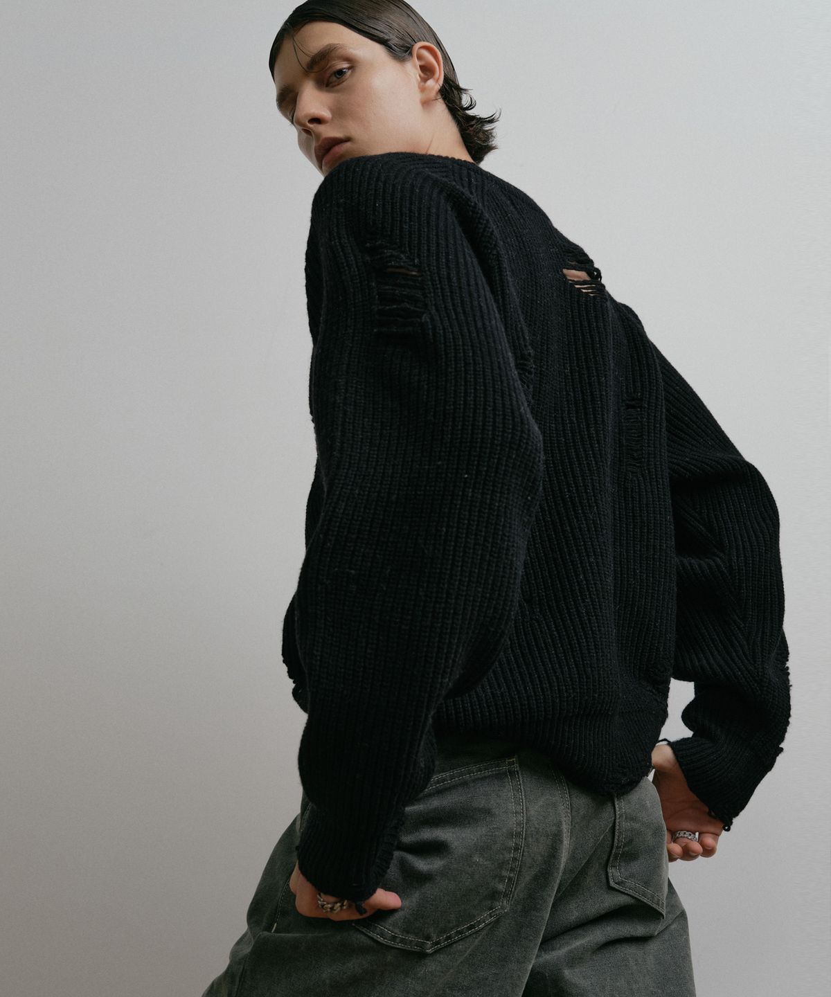더스티화이트(DUSTYWHITE) BLACK LOOSE FIT DESTROYED WOOL KNIT SWEATER